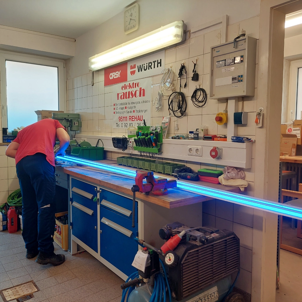 Arbeiten an einer LED Lichtleiste
