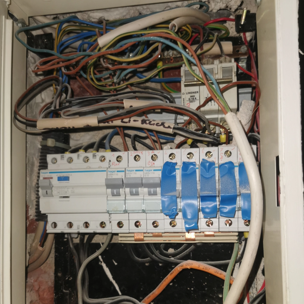 Lose Kabel ohne Sicherungskasten